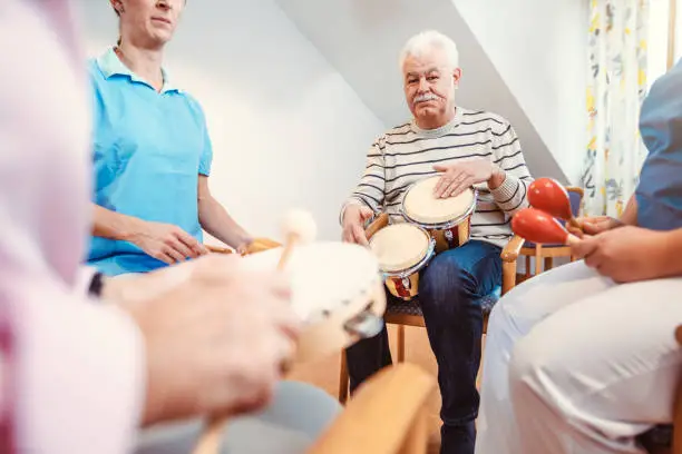 Musiktherapieprogramme für ältere Patienten in Deutschland